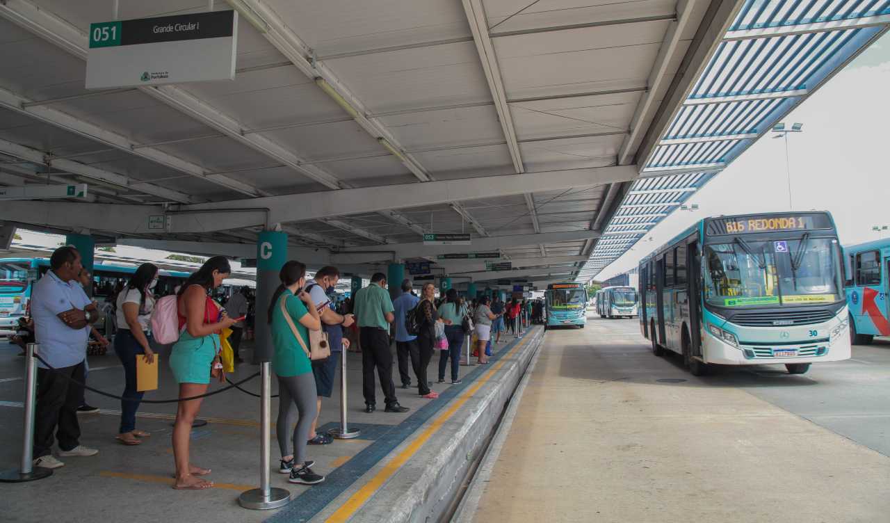 pessoas numa passarela do terminal de messejana